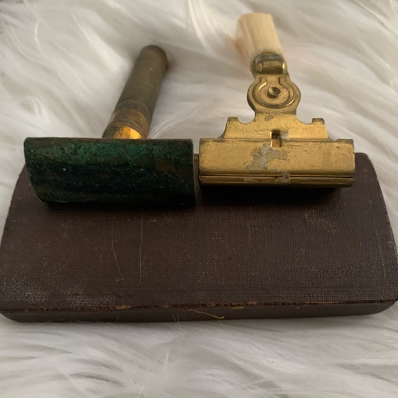 Vintage razors with vintage blades. Great for XMAS gift! - Picture 4 of 5